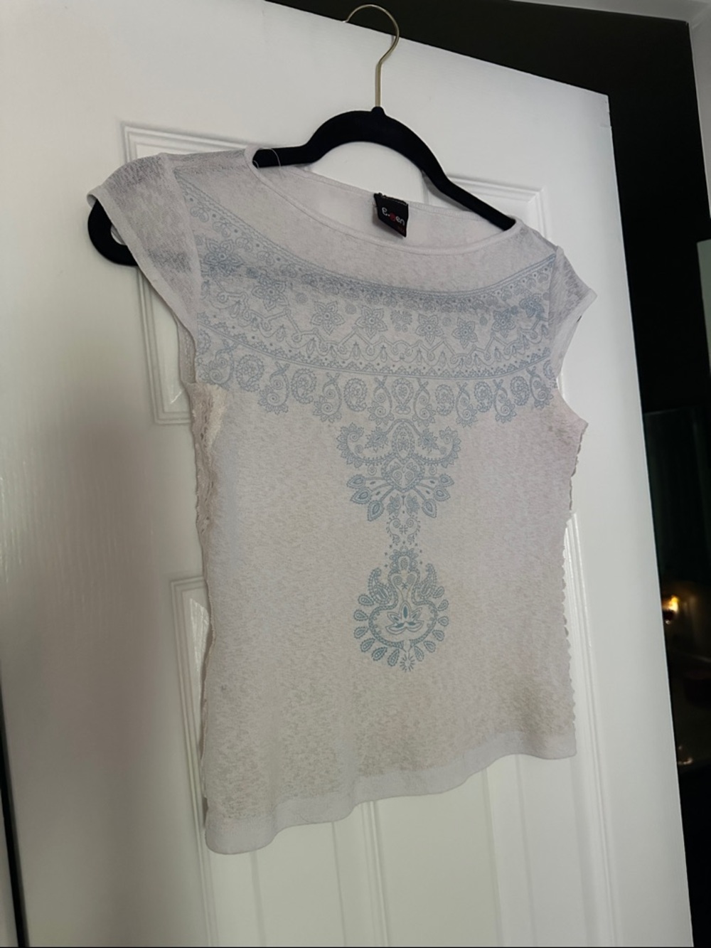 Women’s Light Gray Short-Sleeve Tee with Pale Blue Ornamental Motif